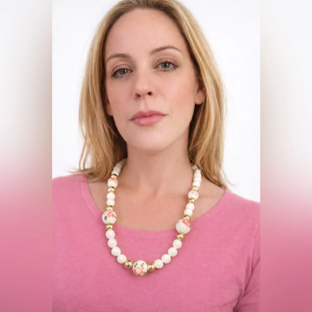 Vintage Hand Painted Floral Acrylic Beaded Necklace White & Gold Cottagecore